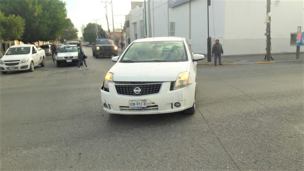 Según los primeros peritajes, un vehículo Nissan Sentra, modelo 2019, color blanco, que era conducido por Bruno de 61 años de edad, se desplazaba de sur a norte por la avenida Victoria.
(EL SIGLO DE TORREÓN)