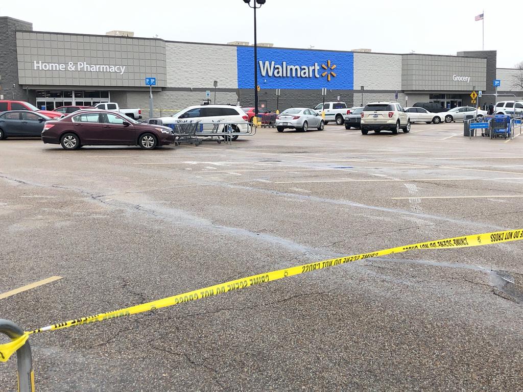 Un hombre armado murió después de un tiroteo el lunes por la mañana en un Walmart en el este de Arkansas que dejó dos policías heridos, informaron las autoridades. (AP)