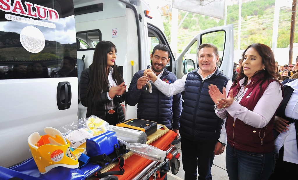 El gobernador José Aispuro destacó que con la ambulancia se atiende la demanda de más de 10 años de los habitantes de la cabecera. (CORTESÍA) 