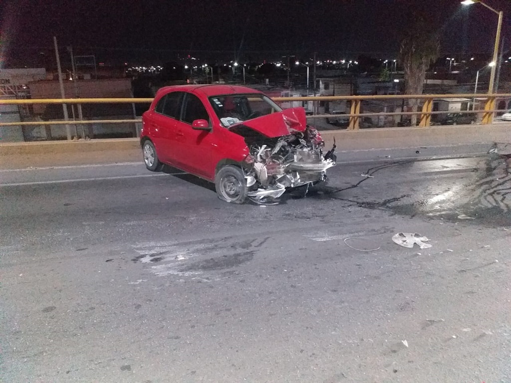Veloz conductor destroza su auto al chocar contra los muros del puente elevado Valle Verde.