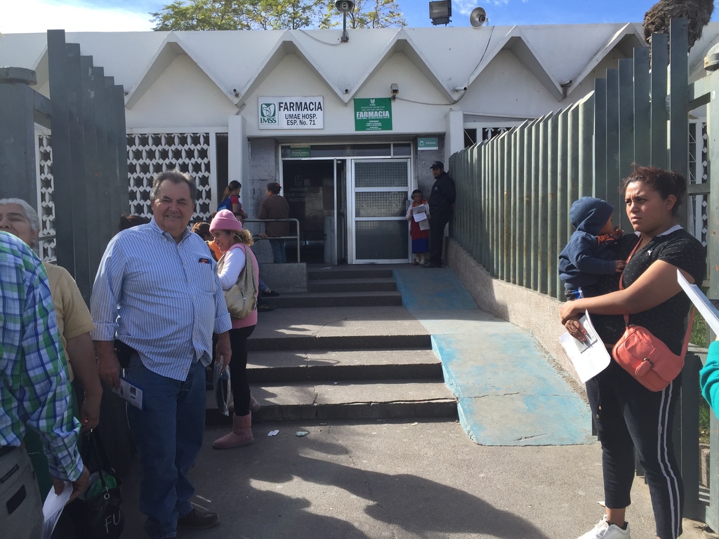 Sorprende y enoja a los derechohabientes del IMSS el cierre de la farmacia de las clínicas 71 y 16, ante robo al interior. Algunos de ellos tuvieron que pedir permisos especiales en el trabajo para acudir.