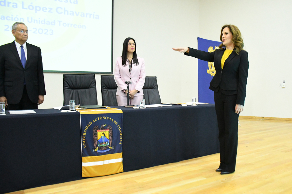 Sandra López Chavarría rindió protesta ante 90 consejeros de la universidad, estudiantes y autoridades municipales y estatales. (EL SIGLO DE TORREÓN/FERNANDO COMPEÁN) 