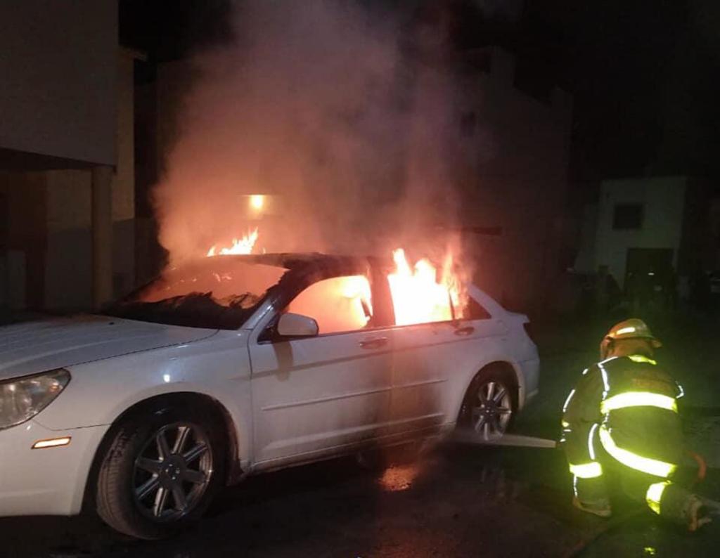 De madrugada se incendia auto en el sector oriente de Torreón.