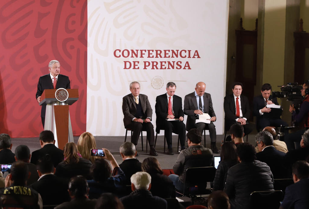 El presidente Andrés Manuel López Obrador presentó hoy 11 de febrero el nuevo plan de infraestructura de Salud, durante el acto estuvo acompañado del subsecretario de Prevención y Promoción de la Salud, Hugo López-Gatell Ramírez. (NOTIMEX)