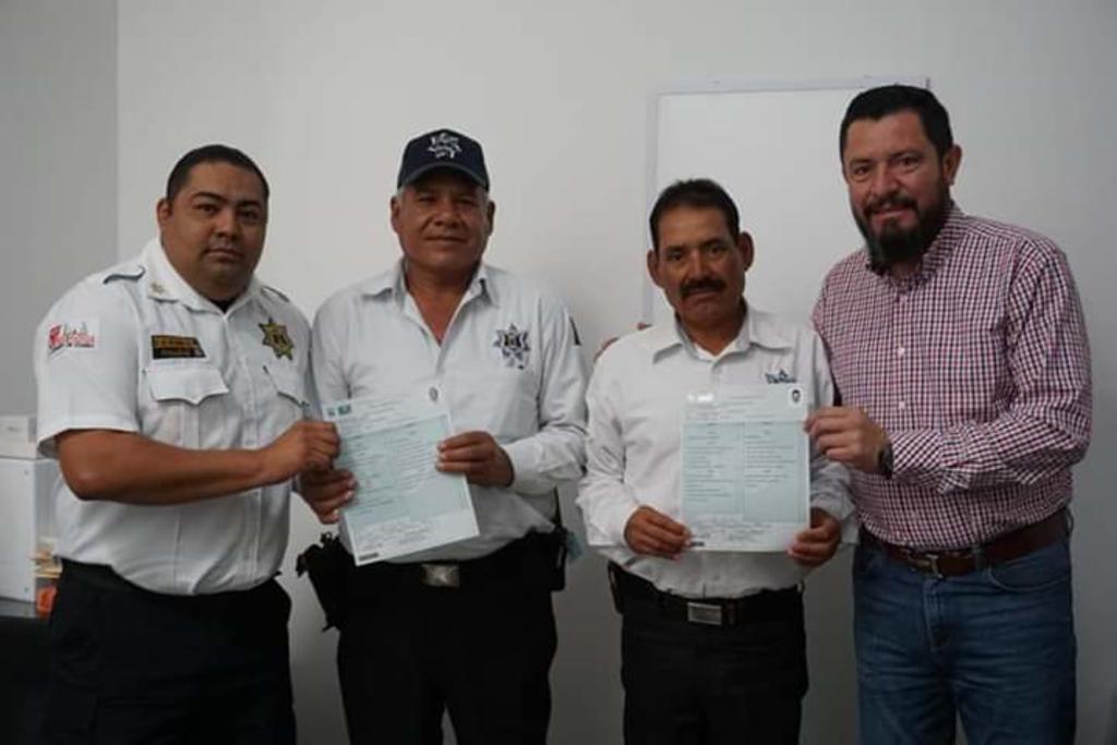 El alcalde, Horacio Piña, informó que recién entregó sus boletas a los elementos donde acreditan satisfactoriamente sus estudios de preparatoria. (DIANA GONZÁLEZ)