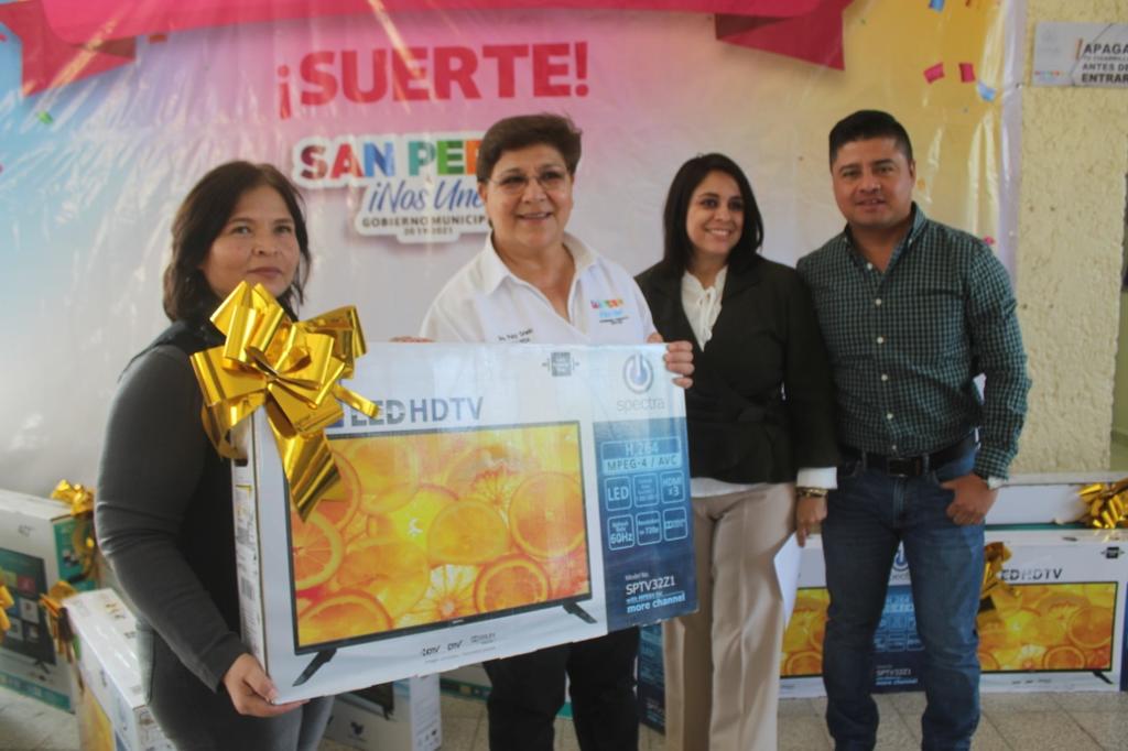 Personal del Ayuntamiento de San Pedro sacó a los 15 ganadores de estos premio. (DIANA GONZÁLEZ)