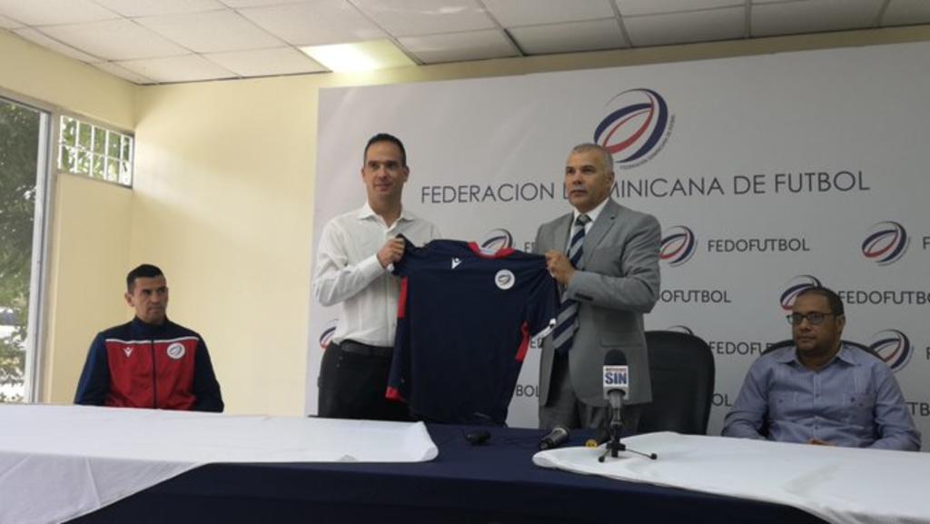 Rubén García, presidente de Federación Dominicana de Futbol, indicó durante la presentación que Passy es 'la persona indicada para este reto'. (CORTESÍA)