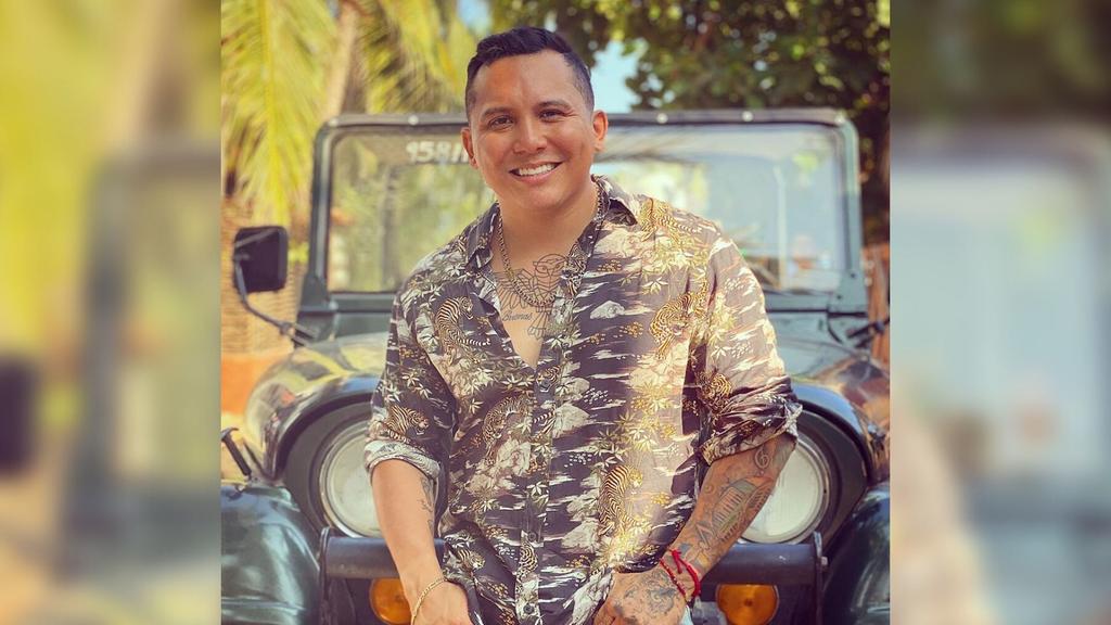 Edwin Luna, sorprendió en redes sociales tras compartir una fotografía en la que aparece completamente desnudo. (ESPECIAL)