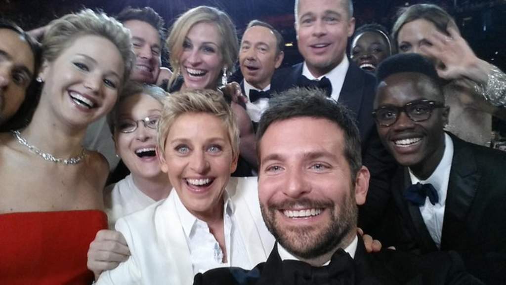 A seis años desde aquella fotografía tomada por Ellen DeGeneres en los premios Oscar que dio la vuelta al mundo, tras ser protagonizada por grandes figuras de Hollywood, Charlize Theron busca superar aquel récord obtenido por esa foto con una nueva selfie de la gala de premiación. (TWITTER) 