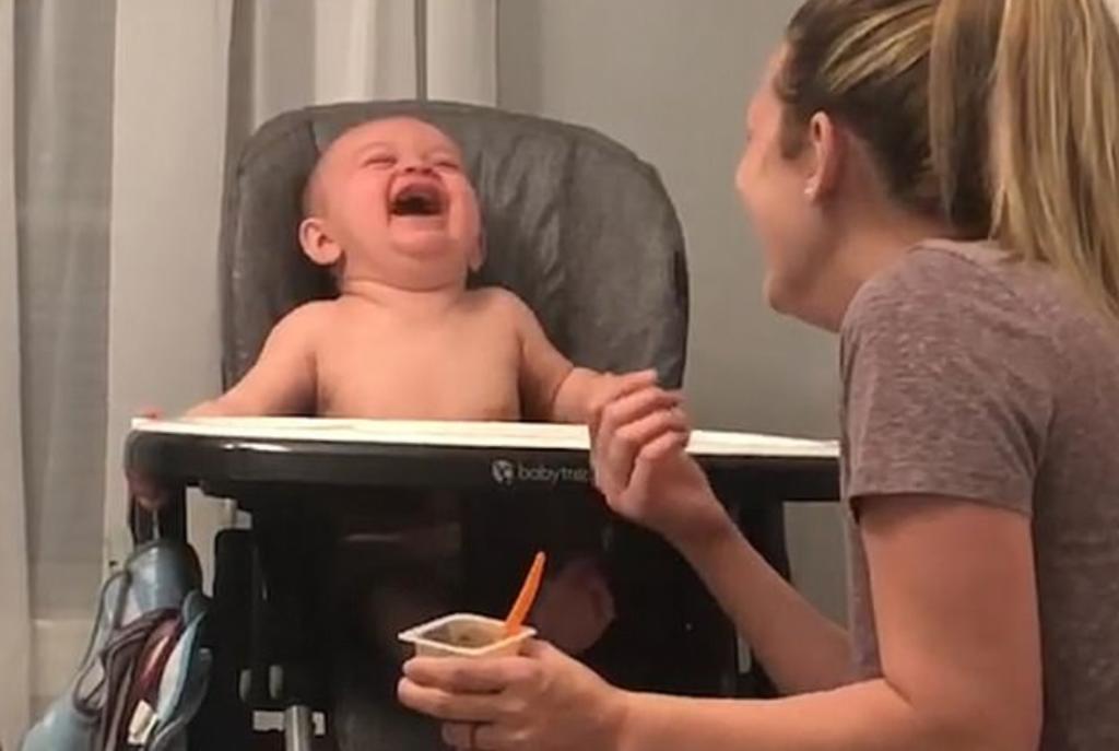 El bebé accedió a comer al ser distraído por los falsos estornudos de su mamá (CAPTURA) 
