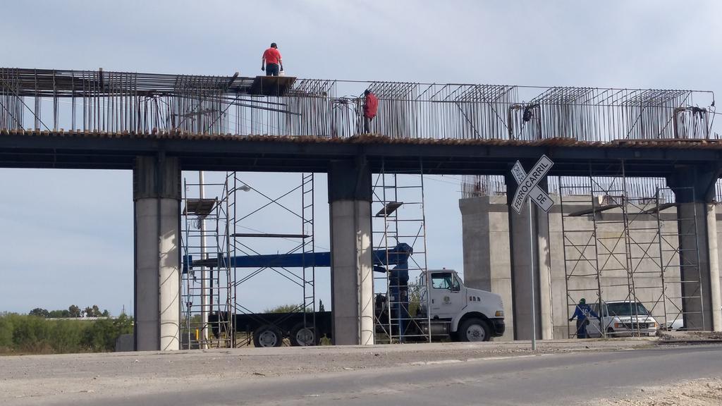 Se construye un puente vehicular a desnivel sobre las vías del ferrocarril en Piedras Negras; la obra lleva más de tres años en construcción. (RENÉ ARELLANO)
