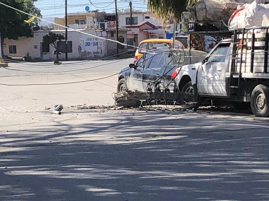 Conductor de tráiler derriba tres postes de concreto en calles de la colonia Nuevo Torreón. (EL SIGLO DE TORREÓN)