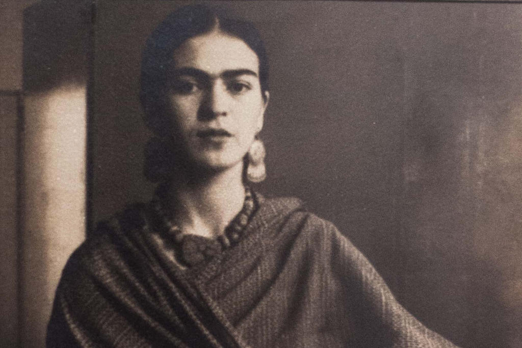 Las obras de Frida Kahlo suelen retratar situaciones dolorosas por las que pasó. En ellas la sangre es uno de los elementos principales, como ocurre en 'La columna rota' (1944) y 'Hospital Henry Ford' (1932), donde retrata su aborto. (ARCHIVO)