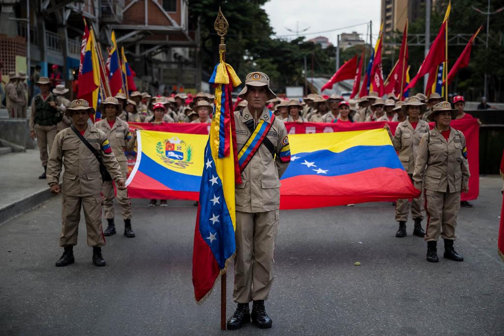 Los milicianos son mujeres, hombres, ancianos, jóvenes o discapacitados. Perfiles variopintos con un denominador común: su profunda admiración por Nicolás Maduro. (EFE) 