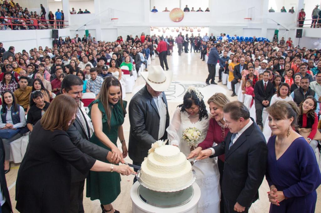 La boda masiva se realizó en las instalaciones de la Unidad Deportiva 'Francisco Sarabia' de esta ciudad. El programa tiene como fin de regularizar la situación jurídica de las personas que viven en unión libre en el municipio de Lerdo. (EL SIGLO DE TORREÓN)
