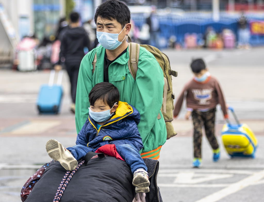 Hasta el momento, China elevó a más de 59,800 los contagios y 1,367 los decesos provocados por el coronavirus. (EFE) 