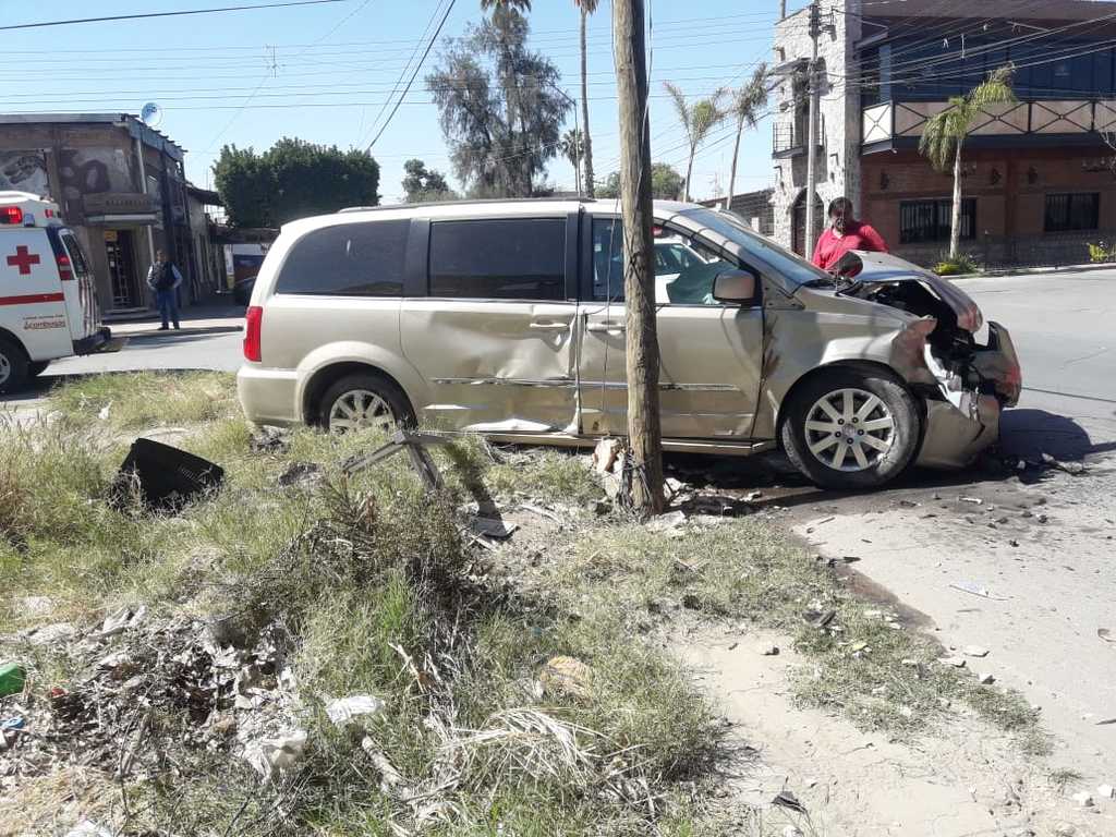 La camioneta registró daños valorados en 60 mil pesos y el automóvil en 40 mil, sin contar el presentado a la infraestructura. (EL SIGLO DE TORREÓN)
