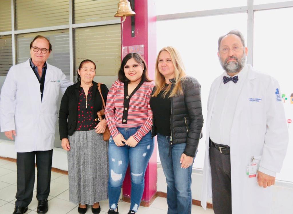 La presidenta honoraria del DIF Coahuila presenció el toque de la campana, que se realiza cuando un paciente supera el cáncer.