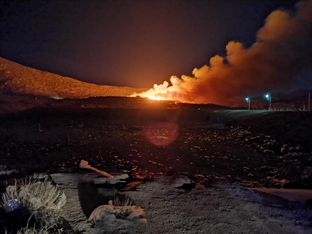 El fuego se encuentra concentrado en un área de 100x70 metros ubicada en la zona de desechos de hospitales.
(EL SIGLO DE TORREÓN)