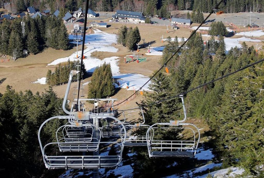 Las altas temperaturas no han dejado suficiente nieve como para esquiar. (INTERNET)