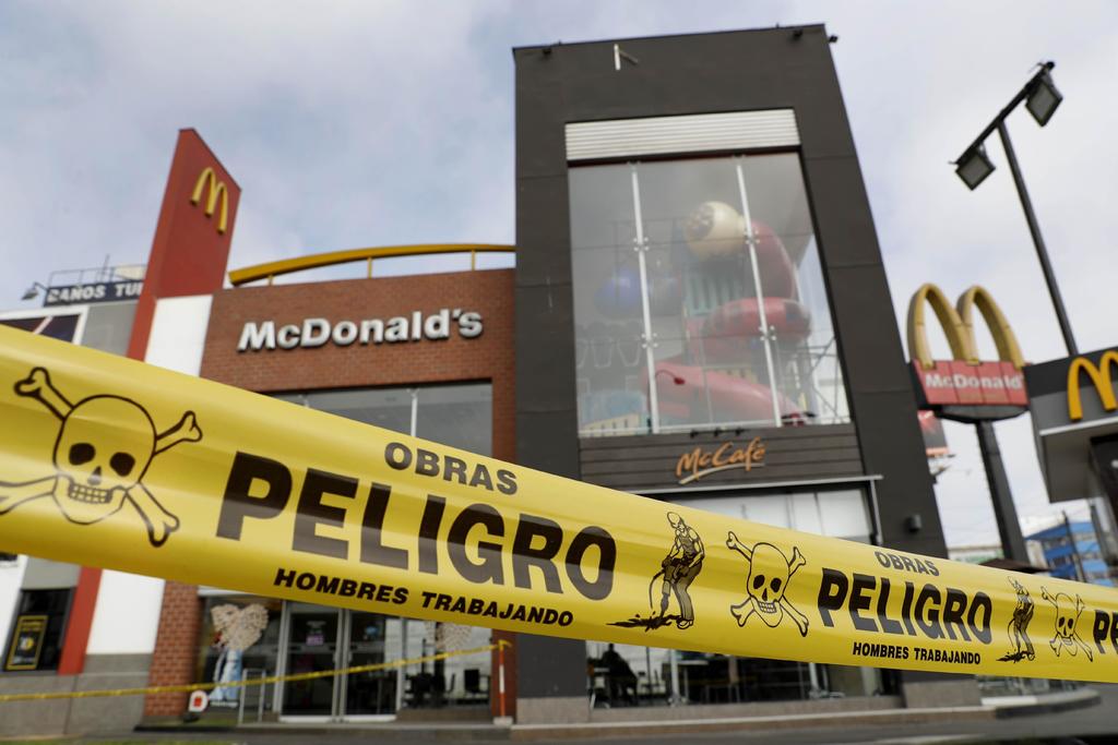 Casi dos meses después de la trágica muerte por electrocución de dos jóvenes empleados de un McDonald's de Lima, Perú ordenó establecer un seguro de vida obligatorio para todos los trabajadores. (ARCHIVO) 
