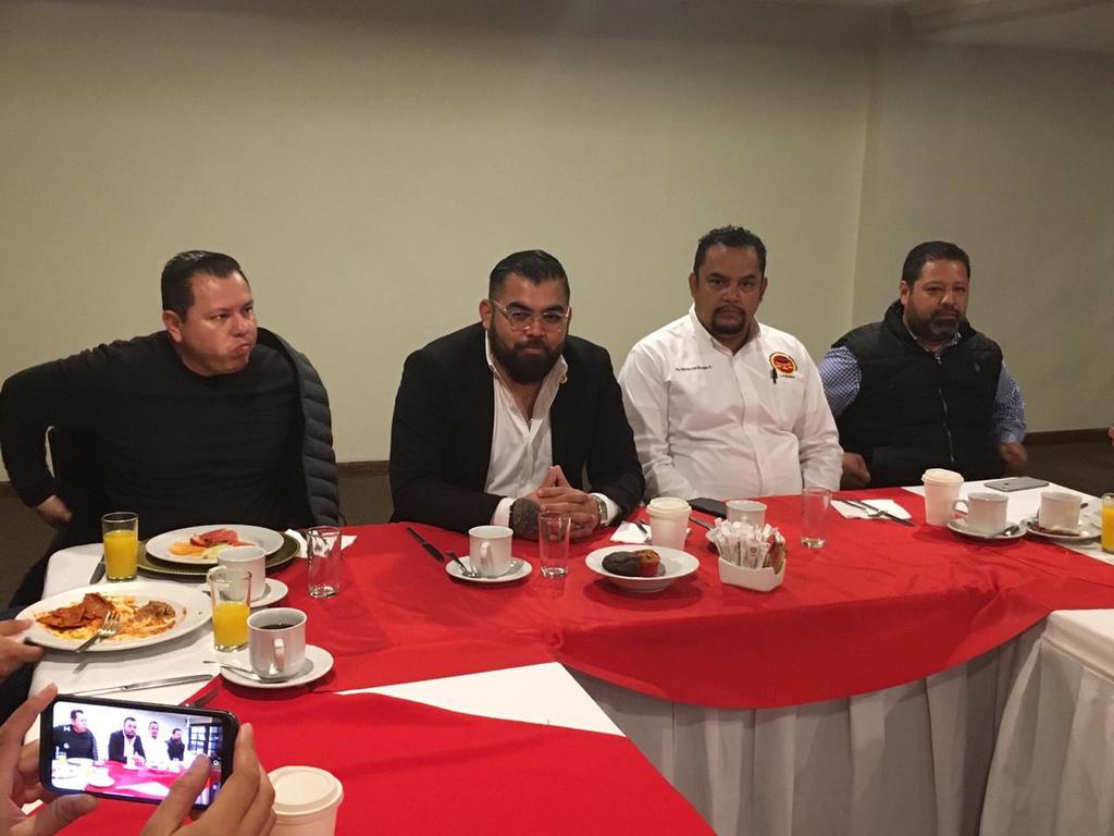 Armando Cobián, delegado de CATEM en Coahuila, dijo que se tienen alrededor de 12 mil agremiados en el estado, pero se ha acercado la informalidad con CATEM, desde vendedores ambulantes, meseros, asociaciones de grupos musicales, etc. (EL SIGLO DE TORREÓN)