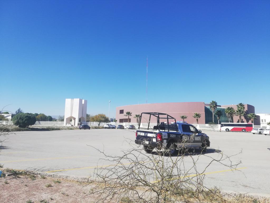 Aunque la coordinación de Universidad Autónoma de Coahuila Unidad Torreón desestimó la amenaza de un supuesto ataque contra un estudiante de la escuela de Arquitectura, se aplicó el protocolo de seguridad. (GUADALUPE MIRANDA)