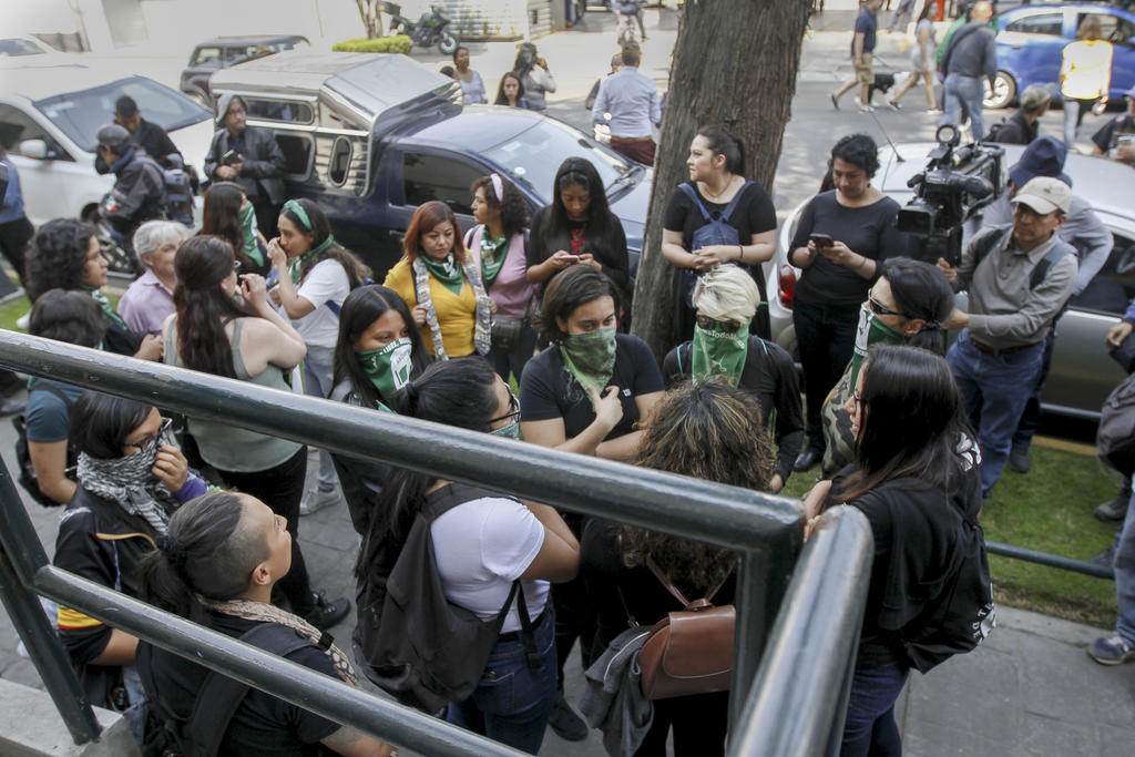  Un grupo de mujeres realizó una protesta frente a las instalaciones del periódico Reforma, en la Ciudad de México, por la publicación de las fotografías del cuerpo de Ingrid Escamilla, quien fue asesinada el fin de semana pasado presuntamente por su pareja Erick Francisco. (NOTIMEX)