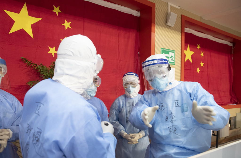 En Hubei, epicentro del brote, se contabilizaron además 2,420 nuevos casos, lo que eleva a 54,406 el número de infectados detectados hasta ahora en dicha provincia. (EFE)