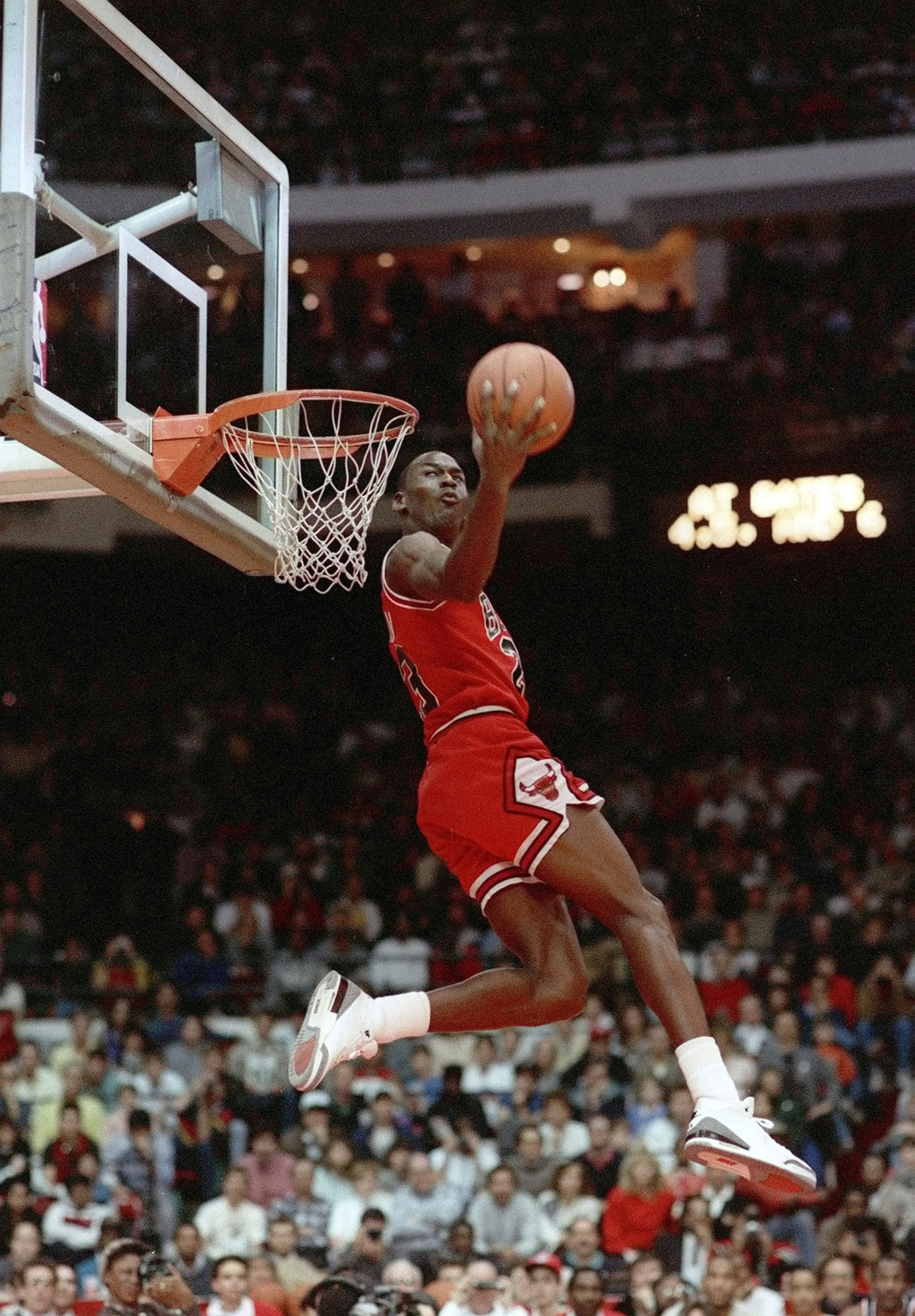 Michael Jordan se impuso por apretado margen a Dominique Wilkins en el concurso de clavadas de 1988. (ARCHIVO) 