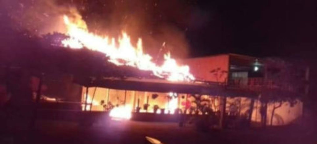 En el municipio de Tres Valles también fue atacado e incendiado un restaurante. (ESPECIAL) 