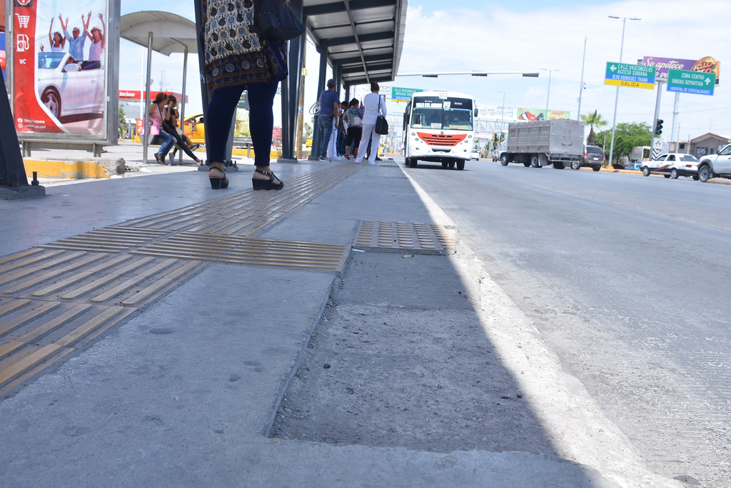 Los parabuses del Metrobús se han estado equipando desde hace varios meses debido a que han aumentado los robos de materiales. (EL SIGLO DE TORREÓN)