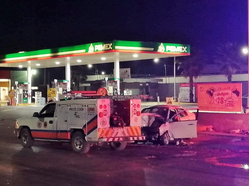 Resultó lesionado tras impactar su vehículo contra la barda de protección de un anuncio espectacular ubicado en una gasolinera de la ciudad de Gómez Palacio. (EL SIGLO DE TORREÓN)