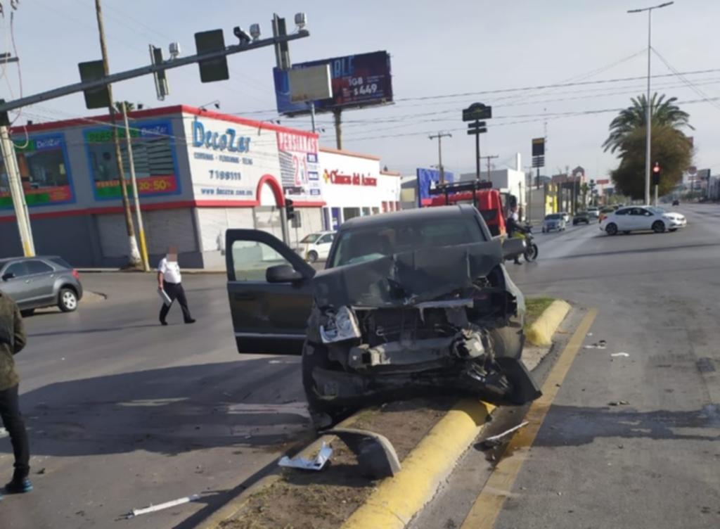 El accidente se registró minutos antes de este domingo 16 de febrero, en el bulevar Independencia y calle Club Sertoma de la colonia Nueva Los Ángeles de Torreón. (EL SIGLO DE TORREÓN)