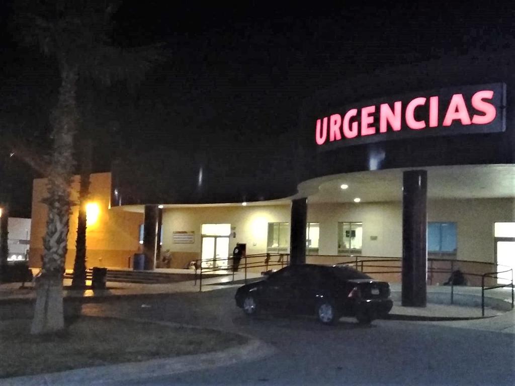 De inmediato personal de Cruz Roja acudió al lugar y confirmaron que presentaba una herida por arma blanca, por lo que fue trasladado al Hospital General de Torreón. (ESPECIAL)
