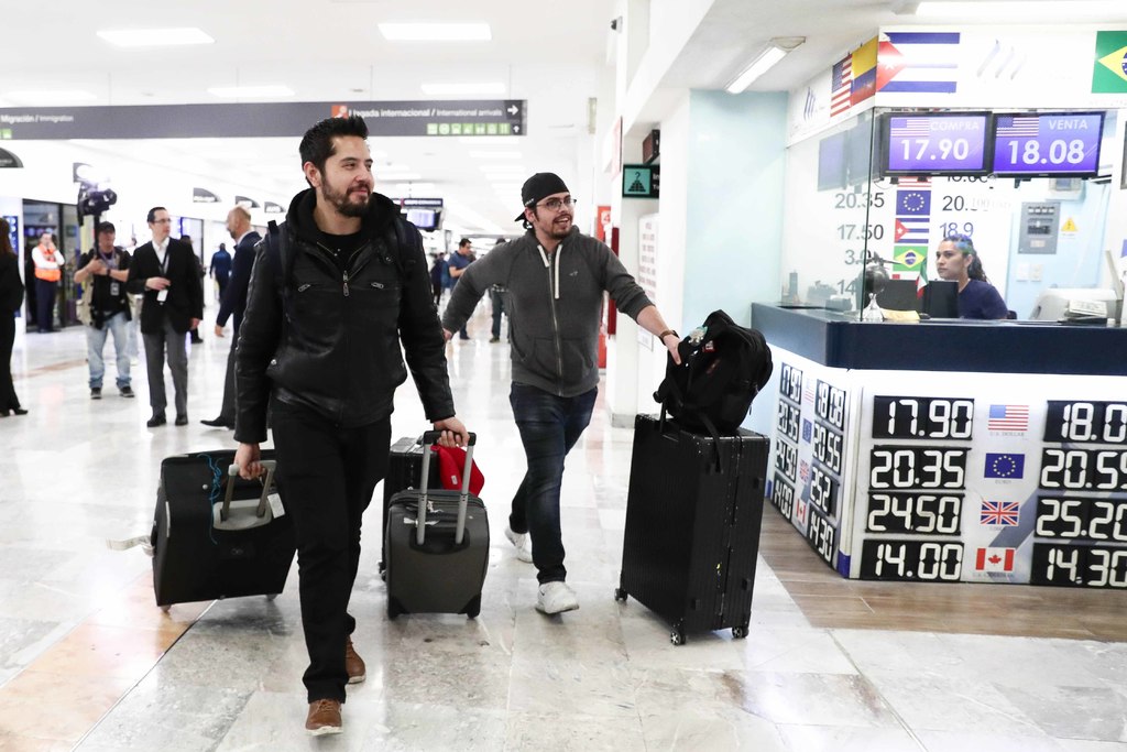 Mexicanos que solicitaron a la Secretaría de Relaciones Exteriores (SRE) ser trasladados de Wuhan, China, por el coronavirus, a su llegada al Aeropuerto Internacional de la Ciudad de México. (EFE)