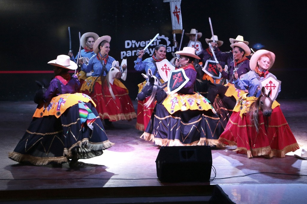 Orgullo. La danza folklórica sigue prevaleciendo gracias al entusiasmo de un grupo de adultos mayores de Torreón. (CORTESÍA)