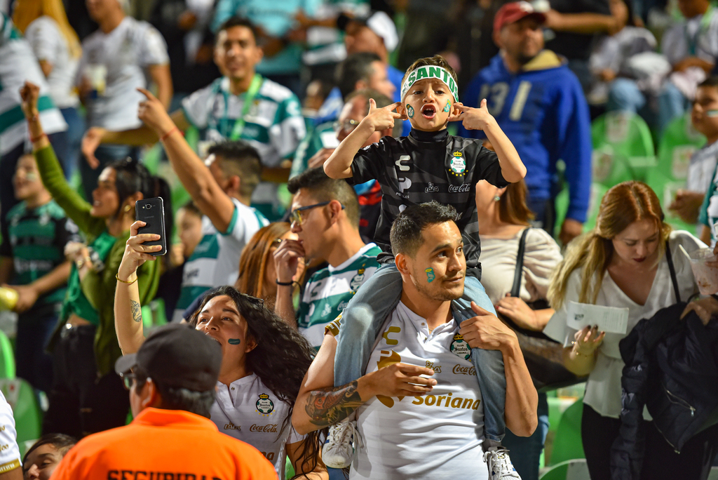 Fanáticos de todas las edades disfrutaron de una nueva victoria de sus Guerreros en el Estadio Corona. (Jesús Galindo y Ernesto Ramírez)