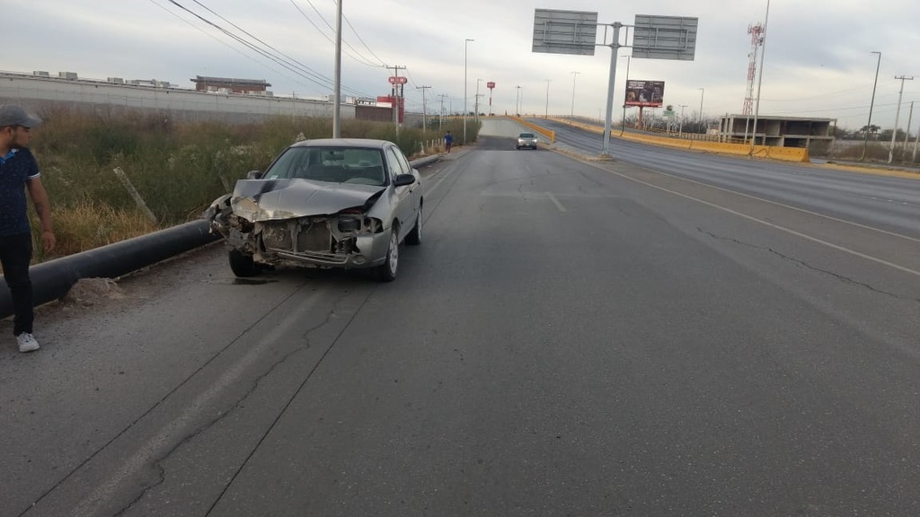 Se impacta joven conductor contra protección de puente vehicular ubicado al norte de Torreón. (EL SIGLO DE TORREÓN)
