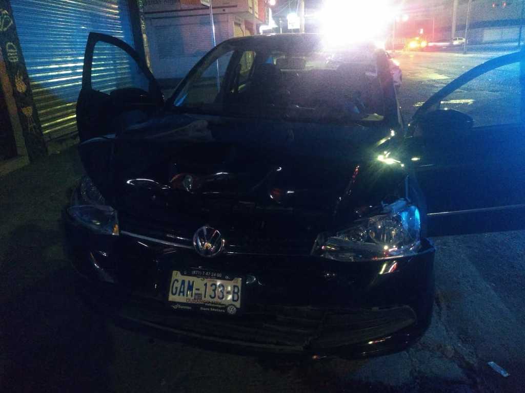 Ebrio conductor choca contra otro auto en calles de Torreón; fue detenido por los elementos de Peritos. (EL SIGLO DE TORREÓN)