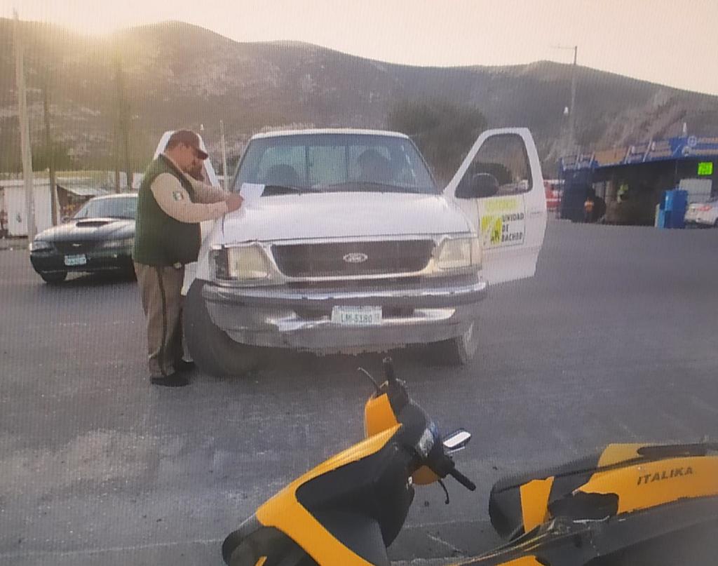 La mujer y el menor viajaban a bordo de una motocicleta Italika de color amarillo con negro al momento del accidente. (EL SIGLO DE TORREÓN)