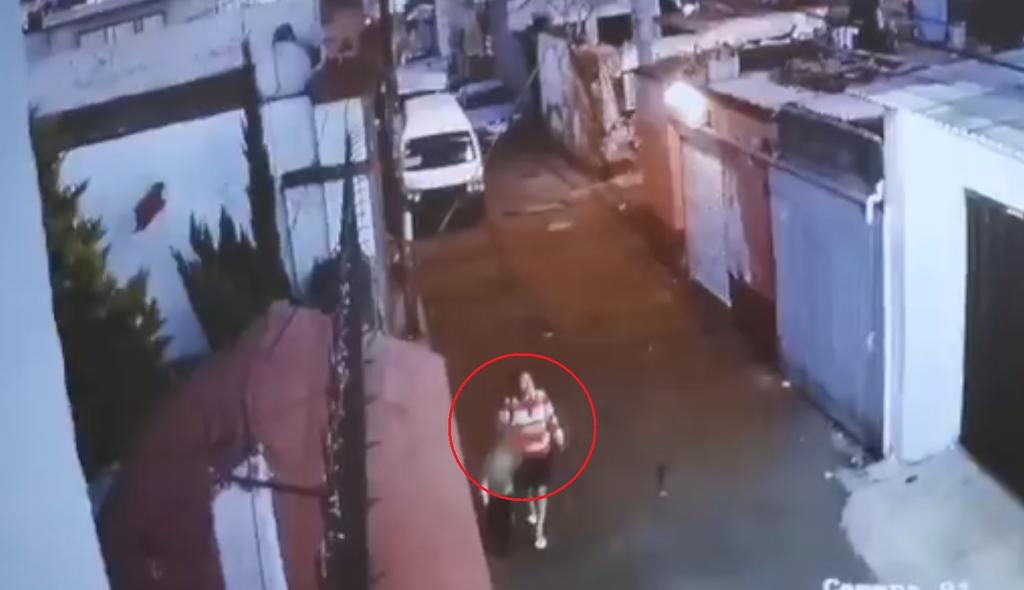 En el clip se ve a la menor caminar en compañía de una mujer no identificada, quien ha sido señalada como principal sospechosa del homicidio (CAPTURA) 