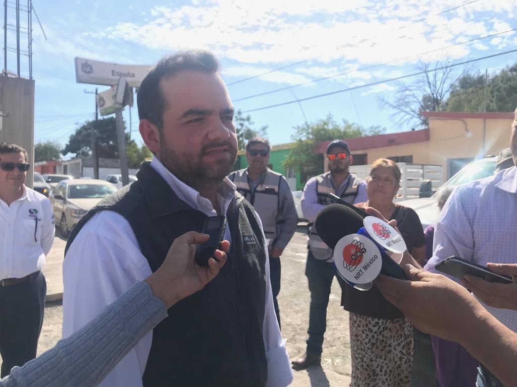 Eduardo Campos Villarreal, nuevo gerente de Simas, fue entrevistado en un recorrido que realizó de supervisión de obra en la colonia Héroes del 47. (EL SIGLO COAHUILA)