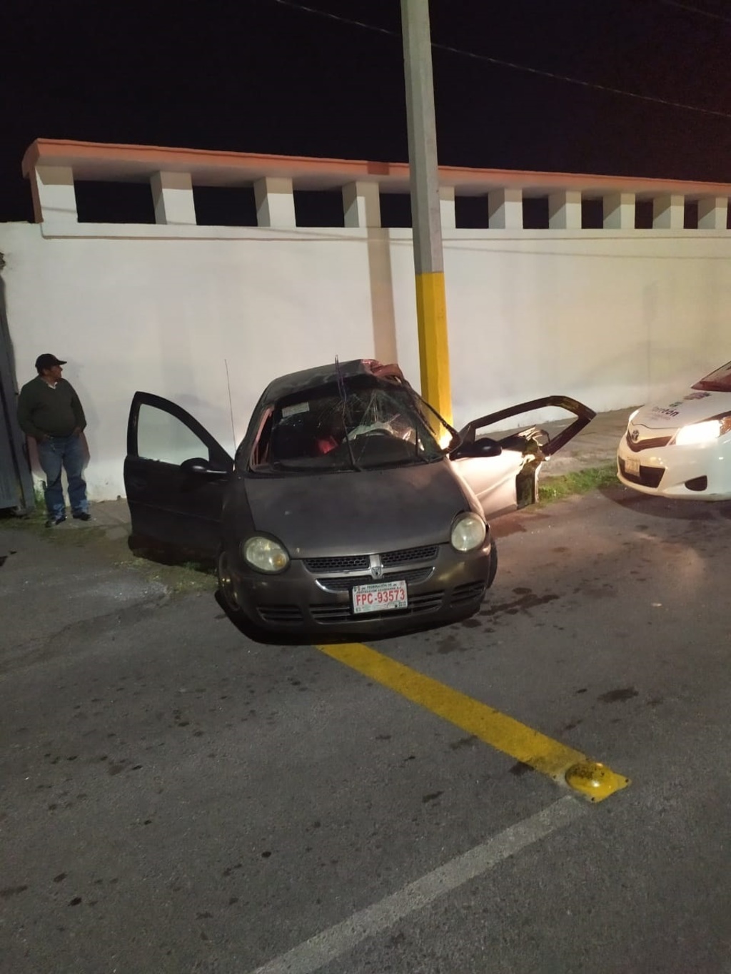 Conductor de auto se impacta contra poste de concreto y parte de una barda, en Torreón. (EL SIGLO DE TORREÓN)