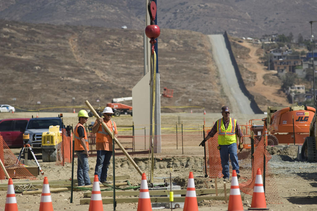 La suspensión de las normas de adquisición de materiales permitirá acelerar la construcción de 283 kilómetros (177 millas) de muro en California, Arizona, Nuevo México y Texas. (ARCHIVO)