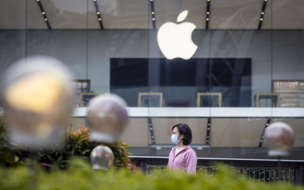 Apple Inc. advirtió el lunes a sus inversionistas que no alcanzará sus objetivos financieros del segundo trimestre debido a que el brote de coronavirus en China ha reducido su producción de iPhones. (ARCHIVO) 