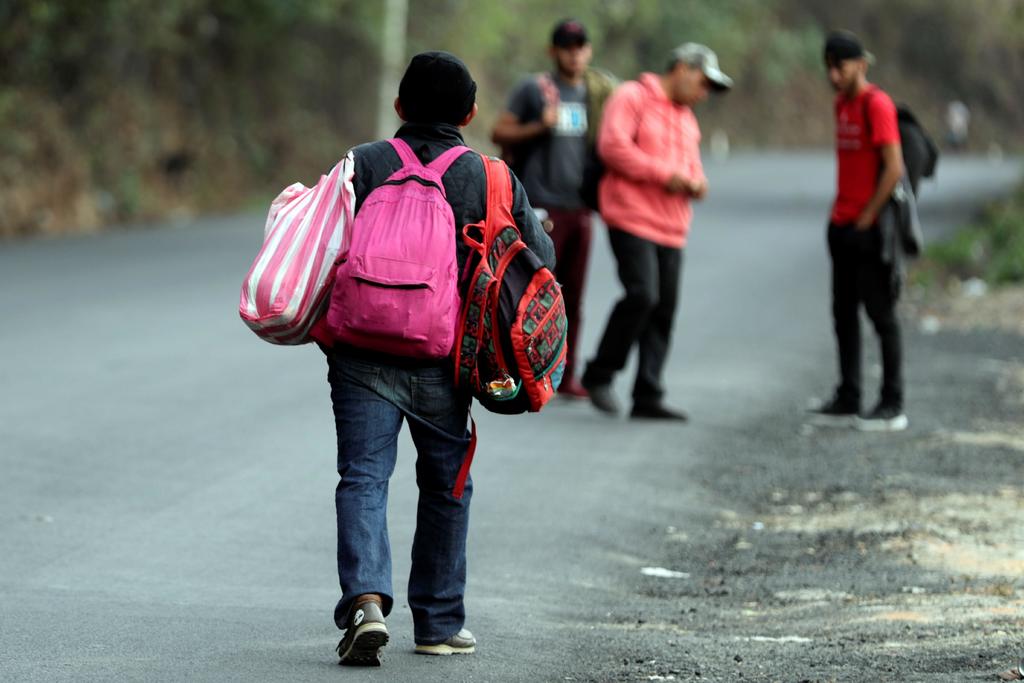 La Fiscalía General de la República (FGR) en Chiapas inició una investigación contra cuatro personas, luego del rescate la víspera de 97 migrantes centroamericanos que eran transportados en dos vehículos. (ARCHIVO)