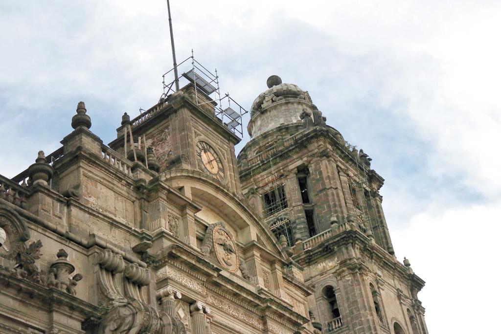 El gobierno federal acelerará los trabajos para la rehabilitación de la Catedral Metropolitana de la Ciudad de México, afectada por los sismos de 2017 y 2018, indicó el Instituto Nacional de Antropología e Historia (INAH). (EL UNIVERSAL)