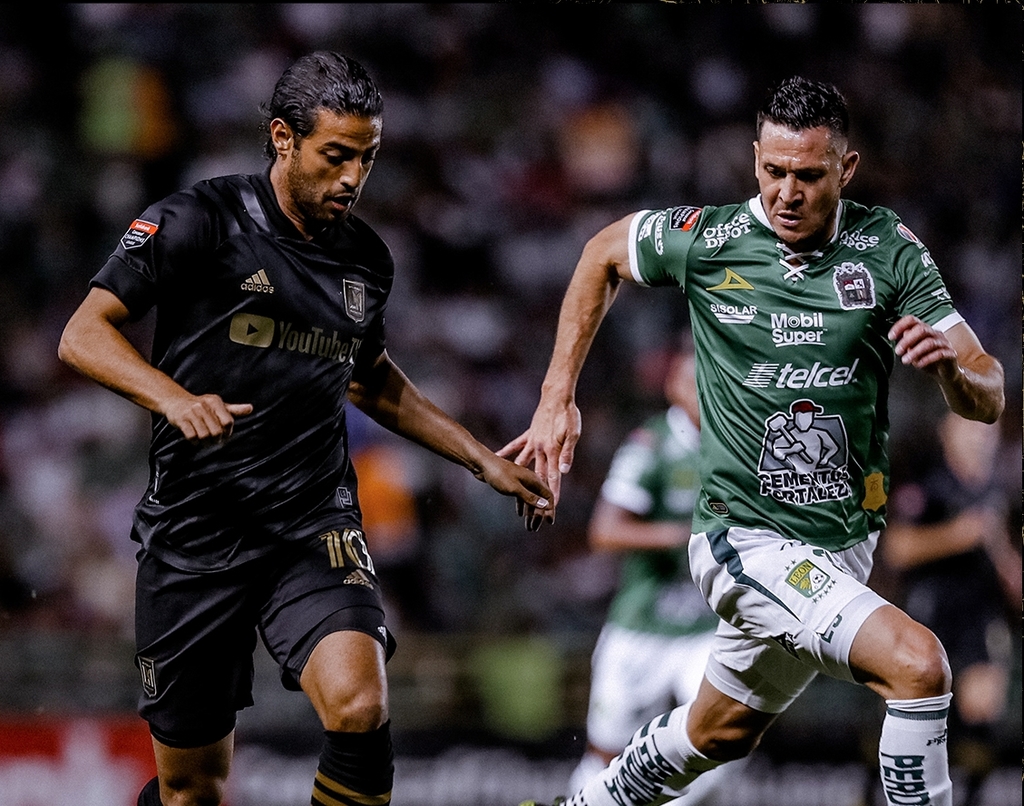 El mexicano Carlos Vela fue muy insistente en las jugadas ofensivas de su equipo, pero poco pudo hacer ante la defensiva esmeralda que lo neutralizó en el duelo de ida de los cuartos de final. (ESPECIAL) 
