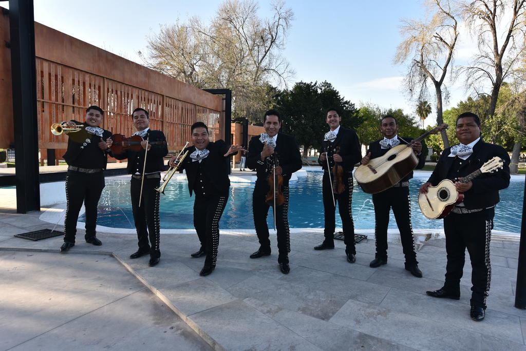 A bailar. Mariachi Arrieros de Torreón volvieron a sorprender a los habitantes de la región al interpretar La tusa muy a su estilo, ahora la tocaron en la Alameda Zaragoza, a un costado del lago. (EL SIGLO DE TORREÓN) 
